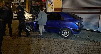 Alkolün etkisi ile araçta sızdı, vatandaşlar hayatından endişe etti