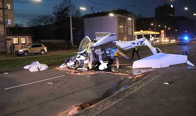 Almanya'da caddeye acil iniş yapan küçük uçak trafik levhasına çarptı: 3 yaralı