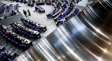 Almanya'da "Merz'e güvenoyu" niteliğindeki emeklilik reformu Federal Meclis'ten kıl payı geçti