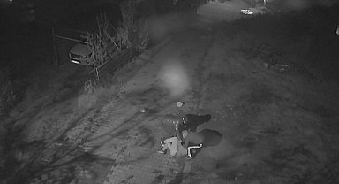 Altın çantasıyla evine girmek isteyen yaşlı adam gasbedildi: Dehşet anları kamerada