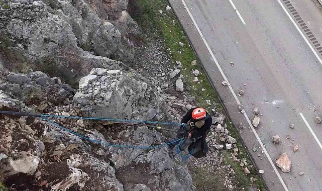 Amasya'da riskli kaya parçaları sökülerek yola düşürüldü, hummalı çalışma dronla görüntülendi