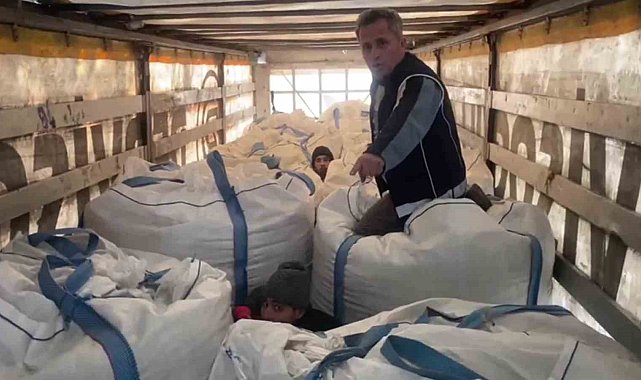 Amasya'da tırda çuvalların arasında 13 kaçak göçmen yakalandı