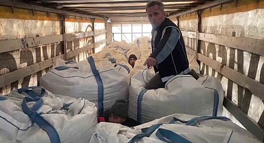 Amasya'da tırda çuvalların arasında 13 kaçak göçmen yakalandı