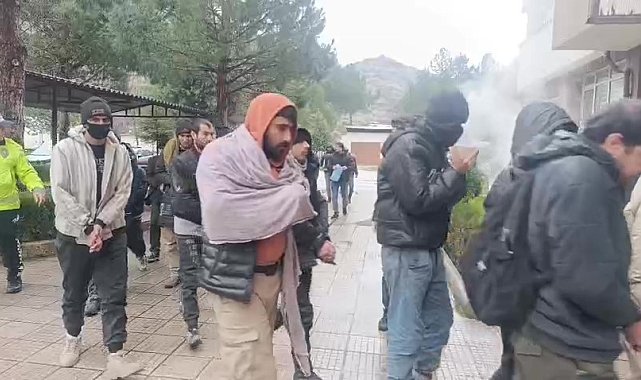 Amasya'da tırdan 42 kaçak göçmen çıktı