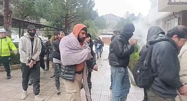 Amasya'da tırdan 42 kaçak göçmen çıktı