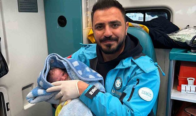 Ambulansta doğum yapan anne bebeğine sağlık personelinin adını verdi