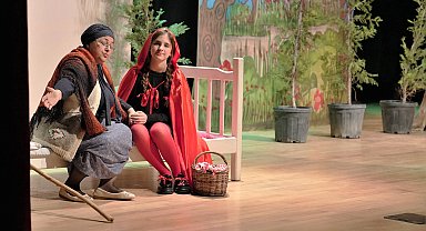 Ankara Keçiören'de 'Kırmızı Başlıklı Kız Müzikali'ne minik ilgisi