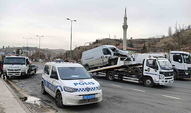Ankara'da hafif ticari araç ile otomobil çarpıştı: 1 ölü, 3 yaralı