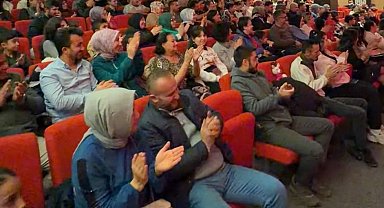 Ankara'da hem çocuklara hem yetişkinlere tiyatro gösterimi