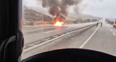 Ankara'da seyir halindeki otomobil alev aldı