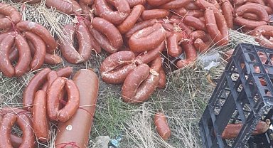 Ankara'da yüzlerce kilo et ürünü boş araziye atıldı