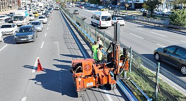 Antalya Gazi Bulvarı'nda otokorkuluk çalışması