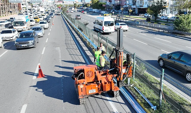 Antalya Gazi Bulvarı'nda otokorkuluk çalışması
