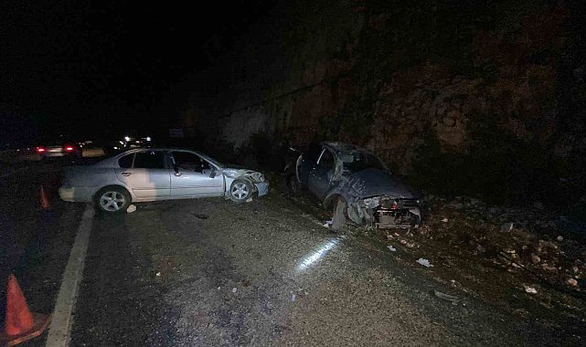 Antalya'da aynı yönde giden iki otomobil çarpıştı:4 yaralı