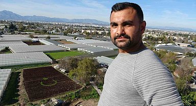 Antalya'da çiftçiler 1,5 dönümlük tarlaya 13 bin marulla Türk bayrağı deseni oluşturdu