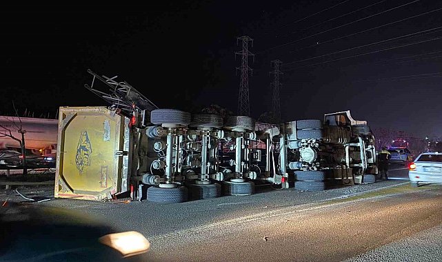 Antalya'da EDS direğine çarpan tır devrildi: 2 yaralı