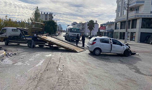 Antalya'da hafif ticari araç ile otomobil kavşakta çarpıştı: 4 yaralı