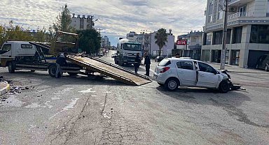 Antalya'da hafif ticari araç ile otomobil kavşakta çarpıştı: 4 yaralı