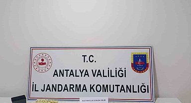 Antalya'da mahalle muhtarı kumar oynatırken yakalandı