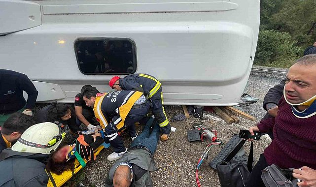 Antalya'da midibüs devrildi: 6 yaralı