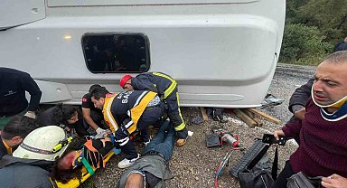 Antalya'da midibüs devrildi: 6 yaralı