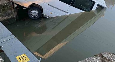 Antalya'da minibüs sulama kanalına uçtu