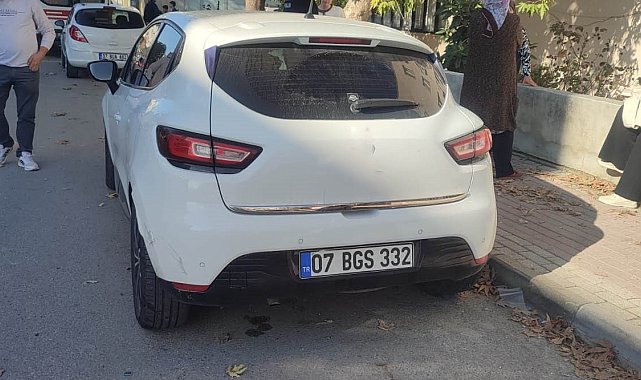 Antalya'da park halindeki otomobile çarpan motosikletli yaralandı