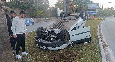 Antalya'da refüje çarpıp ters dönen araçtan ayakta çıktı