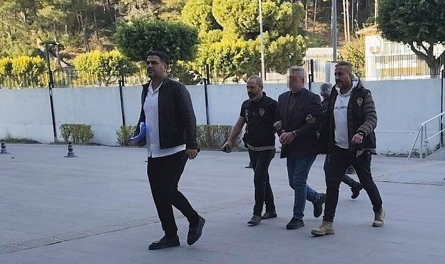 Antalya'da sahibi olduğu markette tartıştığı 2 kişiyi öldüren cinayet zanlısı adliyeye sevk edildi