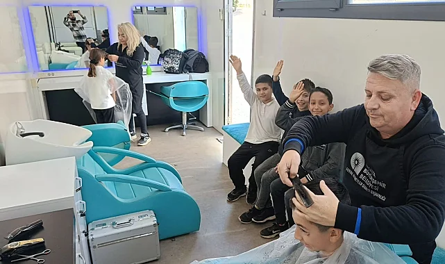 Antalya'da mobil kuaför tırı öğrencilere hizmette