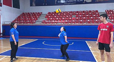 Antrenman izlemeye gelen özel bireyler kendilerini sahada buldular