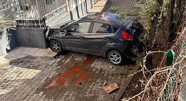 Apartman bahçesine düşen araçta 4 kişi yaralandı