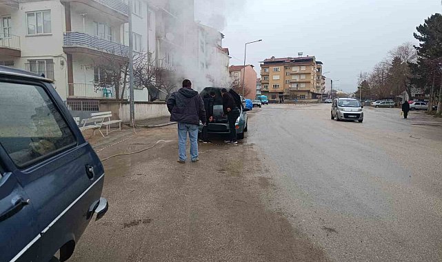 Araç yangınını vatandaşlar söndürdü