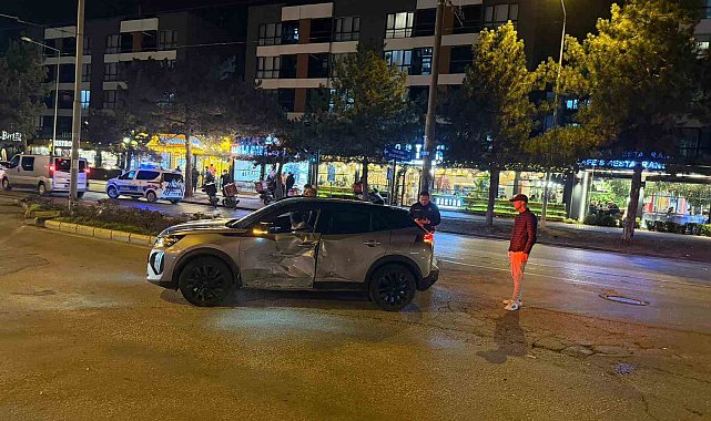 Araca yandan çarpan motosikletli yaralandı