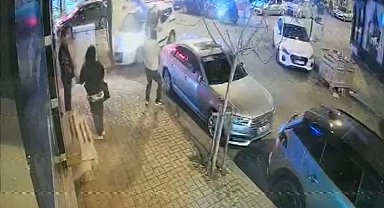 Araçla çarpışan motosikletli kaldırımdaki yayanın üzerine böyle uçtu