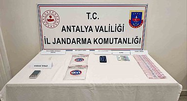 Araçta yapılan aramada 1 kilo 185 gram metamfetamin ele geçirdi