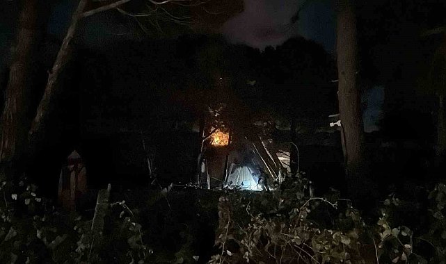 Arnavutköy Terkos'ta boşaltılan bungalov evler alev alev yandı