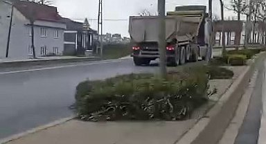 Arnavutköy'de hafriyat kamyonu ters yöne girerek süratle ilerledi