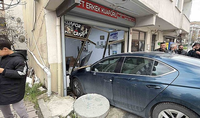 Arnavutköy'de ilginç kaza: Traş olan müşteri ve berbere otomobil çarptı
