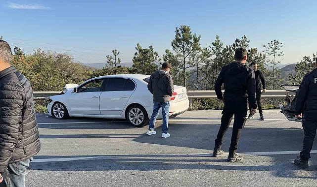 Arnavutköy'de zincirleme trafik kazası: Yan yatan kamyonette sıkışan sürücüyü vatandaşlar kurtardı