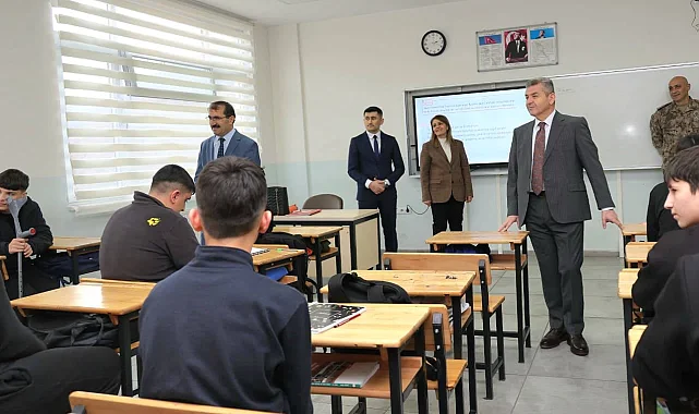 Artvin Valisi Ergün'den okullara ziyaret