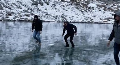 Artvinli gençler buz tutan Karagöl'de taş atıp test ettiler, sonra eğlendiler