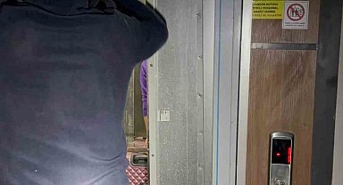 Asansörde mahsur kalan vatandaşları itfaiye kurtardı