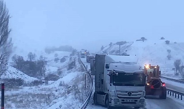 Aşkale tepebaşı mevkiinde kayan tırlar yolu kapattı