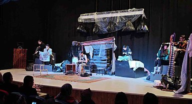 Aşkale'de tiyatro keyfi: "Mavi Kolye" oyunu sahnelendi