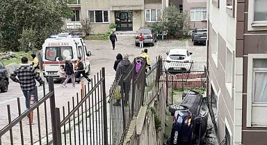 Avcılar'da ehliyetsiz sürücünün kullandığı otomobil apartmanın bahçesine uçtu: 2 yaralı