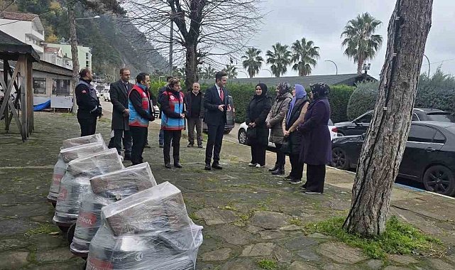 Ayancık'ta kadın üreticilere makine desteği