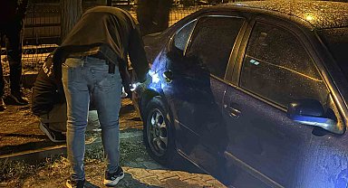 Aynı otoparktaki 5 otomobilin lastiğini kestiler