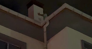 Babasıyla tartışıp, intihar için çatıya çıkan vatandaşı ekipler vazgeçirdi