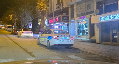 Bacağına saplanan bıçağı çıkartıp karşısındaki kişiyi ağır yaraladı